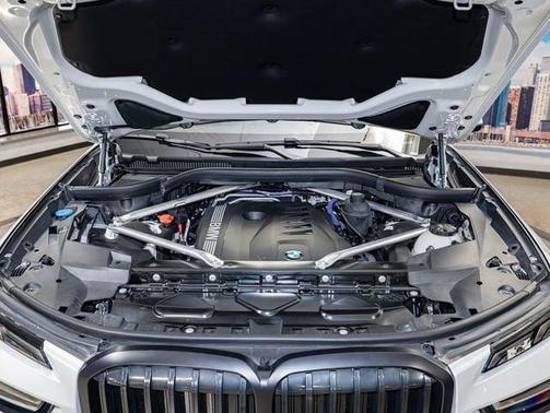 White Metallic 2024 BMW X7 xDrive40i