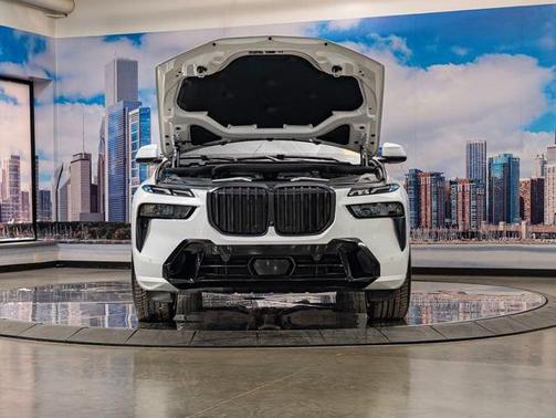 White Metallic 2024 BMW X7 xDrive40i