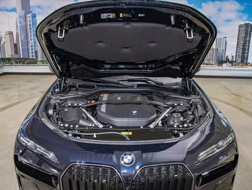 2025 BMW 750e i xDrive