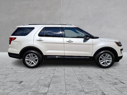 White Platinum Tri-Coat Metallic 2019 Ford Explorer XLT