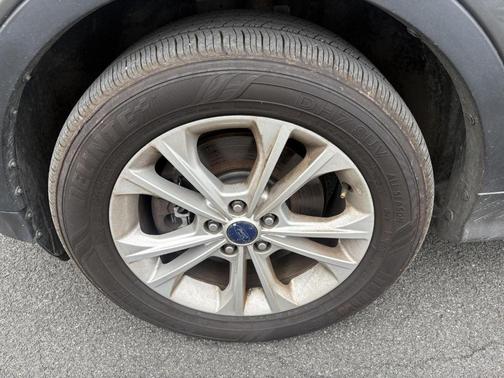 Magnetic Metallic 2017 Ford Escape SE