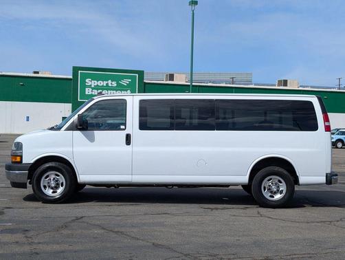 Summit White 2018 Chevrolet Express 3500 LT