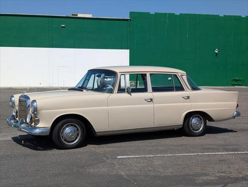 1966 Mercedes-Benz 200 Classic 4D Sedan