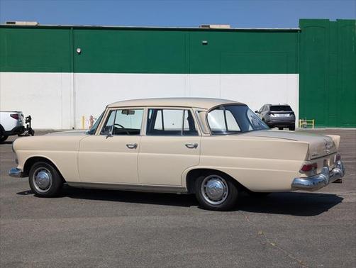 1966 Mercedes-Benz 200 Classic 4D Sedan