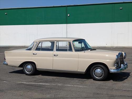 1966 Mercedes-Benz 200 Classic 4D Sedan