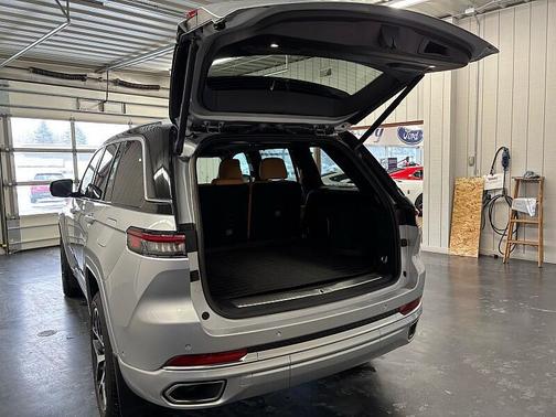 2023 Jeep Grand Cherokee Summit