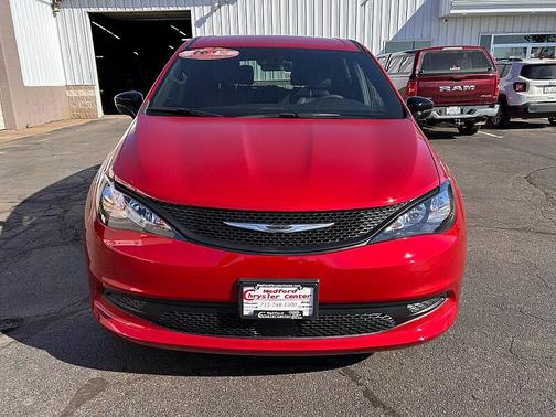 Red Hot Pearlcoat 2026 Chrysler Voyager LX