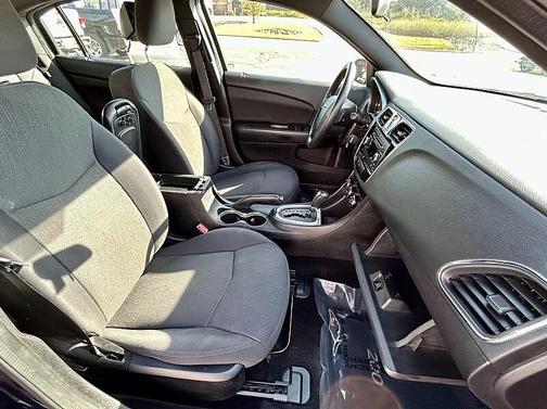 2014 Chrysler 200 LX
