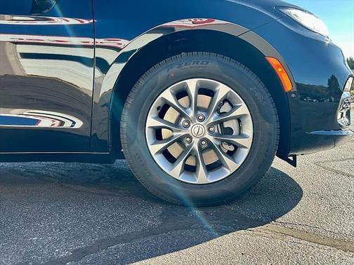 Diamond Black Crystal Pearlcoat 2026 Chrysler Pacifica L