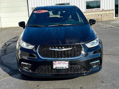 Diamond Black Crystal Pearlcoat 2026 Chrysler Pacifica L