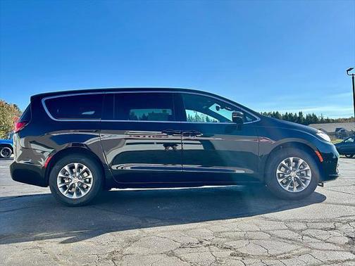 Diamond Black Crystal Pearlcoat 2026 Chrysler Pacifica L