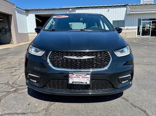 Diamond Black Crystal Pearlcoat 2024 Chrysler Pacifica Touring L