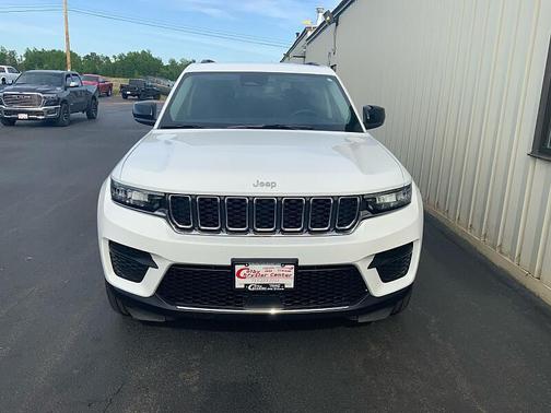 Bright White Clearcoat 2024 Jeep Grand Cherokee Laredo