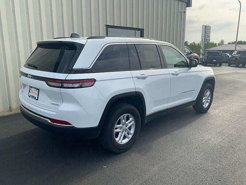 Bright White Clearcoat 2024 Jeep Grand Cherokee Laredo