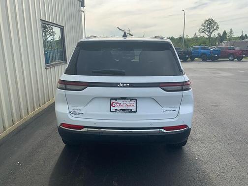 Bright White Clearcoat 2024 Jeep Grand Cherokee Laredo