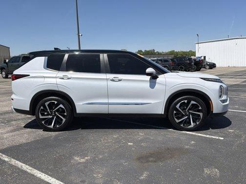 2023 Mitsubishi Outlander SE