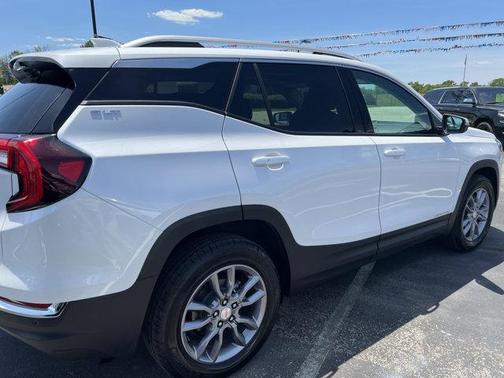 Photo 4 of 20 of 2022 GMC Terrain SLT