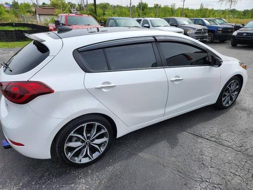 White 2017 Kia Forte SX