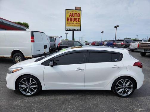 White 2017 Kia Forte SX