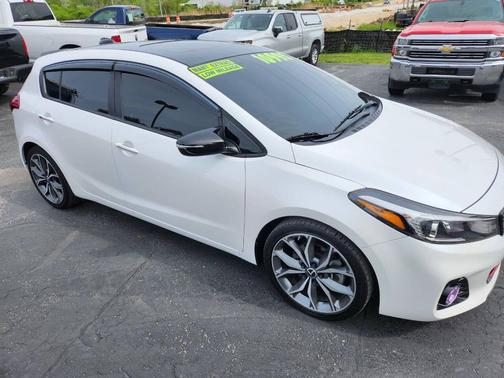 White 2017 Kia Forte SX
