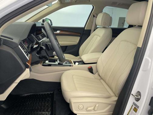 Ibis White 2023 Audi Q5 45 S line Premium