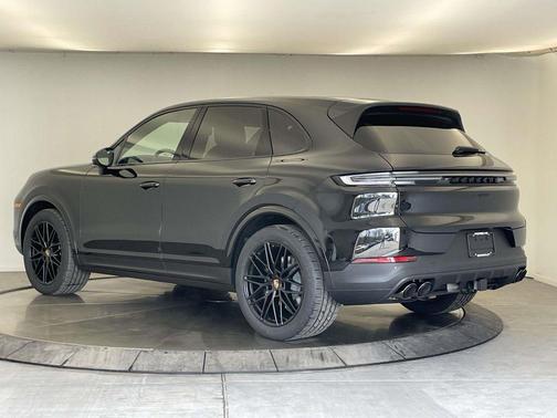 Chromite Black Metallic 2026 Porsche Cayenne Cayenne