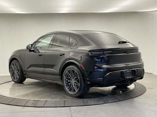 2025 Porsche Macan Turbo