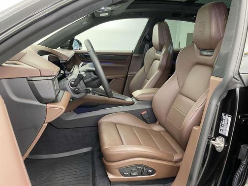 2025 Porsche Macan Turbo