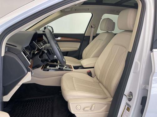 Glacier White Metallic 2023 Audi Q5 45 S line Premium