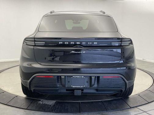 2026 Porsche Macan 4