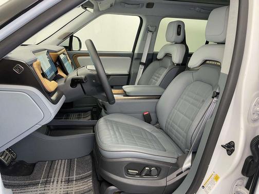 Glacier White 2025 Rivian R1S Ascend Tri Motor Max Pack