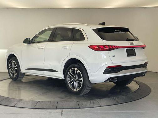 Glacier White Metallic 2025 Audi Q5 Premium TFSI quattro S tronic