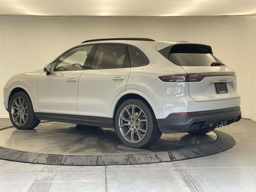 Chalk 2023 Porsche Cayenne Platinum Edition