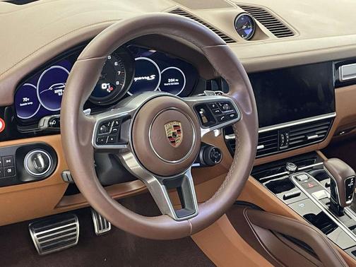 Chalk 2023 Porsche Cayenne Platinum Edition
