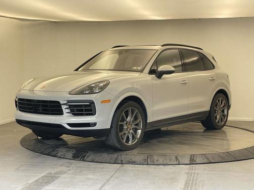 Chalk 2023 Porsche Cayenne Platinum Edition