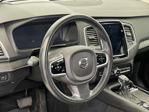 2020 Volvo XC90 T6 Momentum