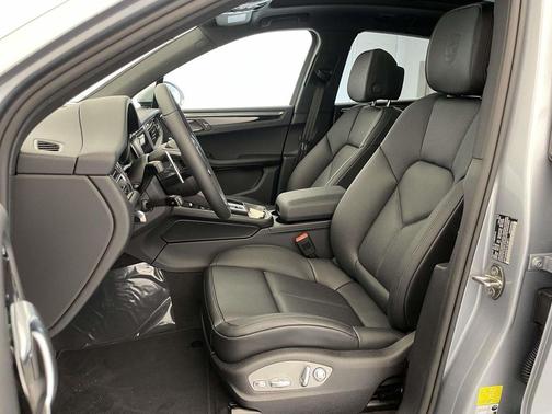 Dolomite Silver Metallic 2026 Porsche Macan Macan