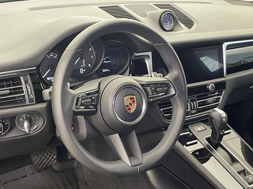 Gentian Blue Metallic 2022 Porsche Macan Macan