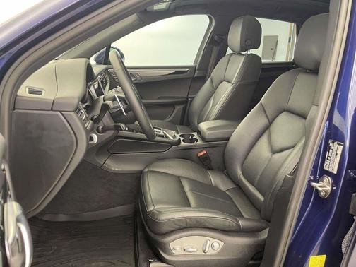 Gentian Blue Metallic 2022 Porsche Macan Macan