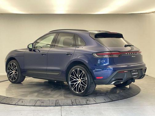 Gentian Blue Metallic 2022 Porsche Macan Macan