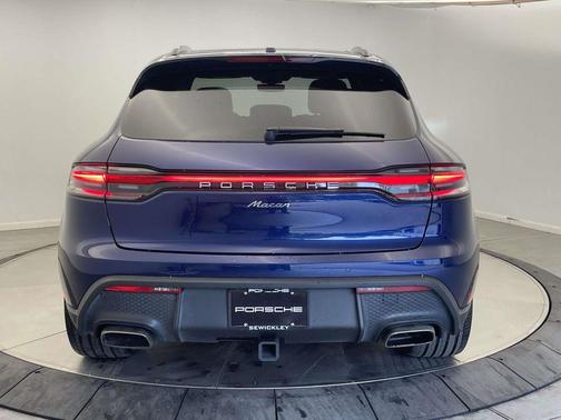 Gentian Blue Metallic 2022 Porsche Macan Macan