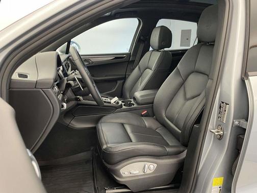 Dolomite Silver Metallic 2025 Porsche Macan Macan