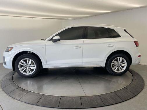 Glacier White Metallic 2023 Audi Q5 45 S line Premium