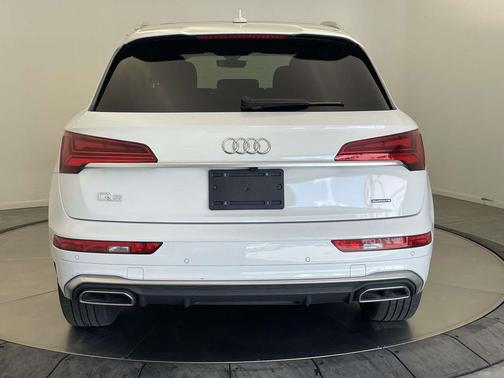 Glacier White Metallic 2023 Audi Q5 45 S line Premium