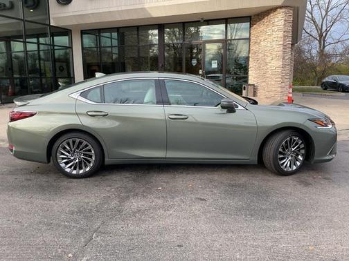 2025 Lexus ES 300h Ultra Luxury