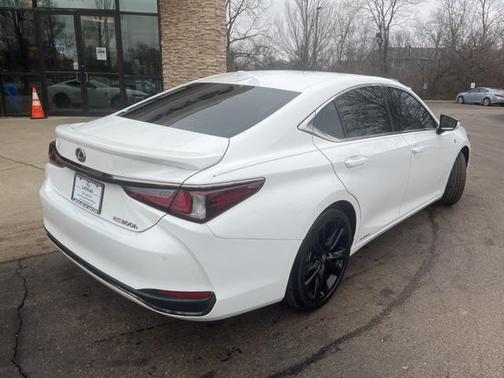 2022 Lexus ES 300h F SPORT