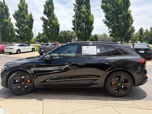 Mythos Black Metallic 2023 Audi e-tron Premium Plus quattro