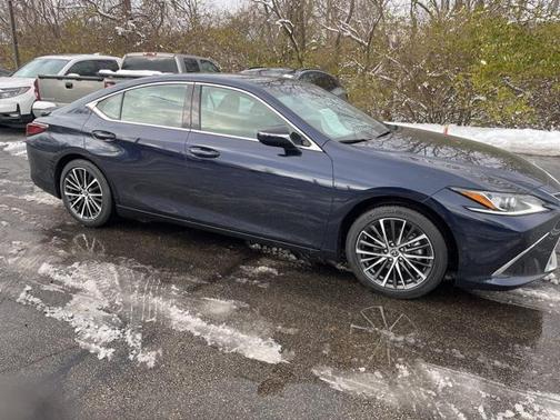 2025 Lexus ES 300h Base