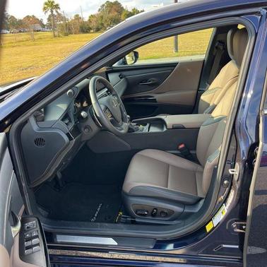 2025 Lexus ES 300h Base