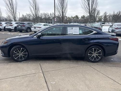2025 Lexus ES 300h Base